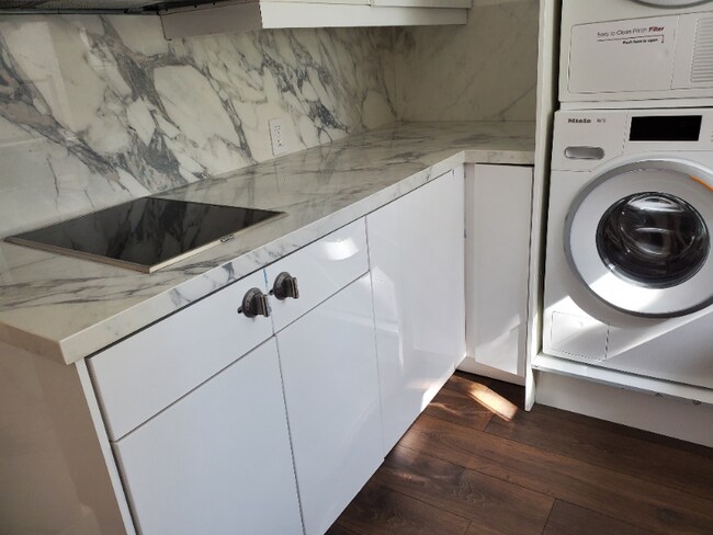 Building Photo - 3004 Kelton Ave