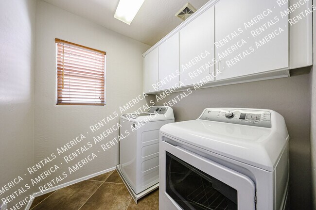 Foto del edificio - 3751 Desert Creek Ln