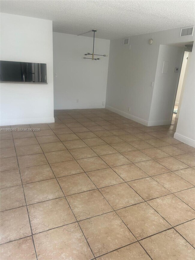 Foto del edificio - 3748 N University Dr