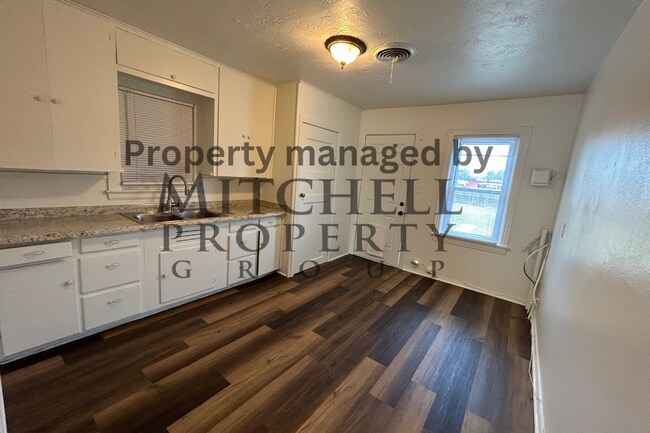 Building Photo - Welcome to 4017 S. Hughes! 2 bedroom 1 Bat...