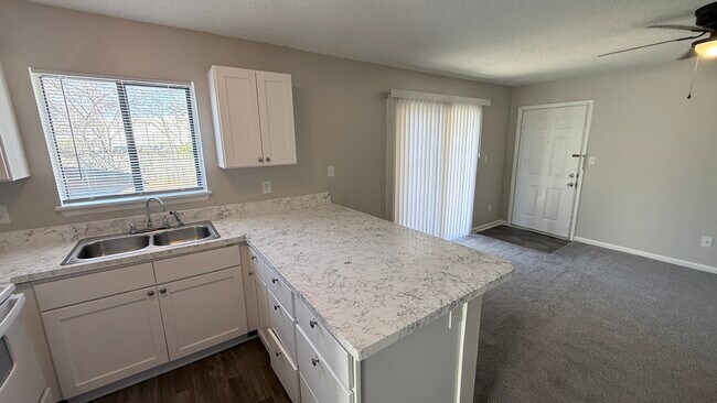 Cocina con barra de desayuno - Nottingham