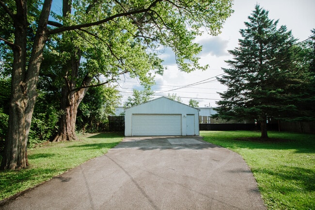 Building Photo - 5233 Melvin Dr