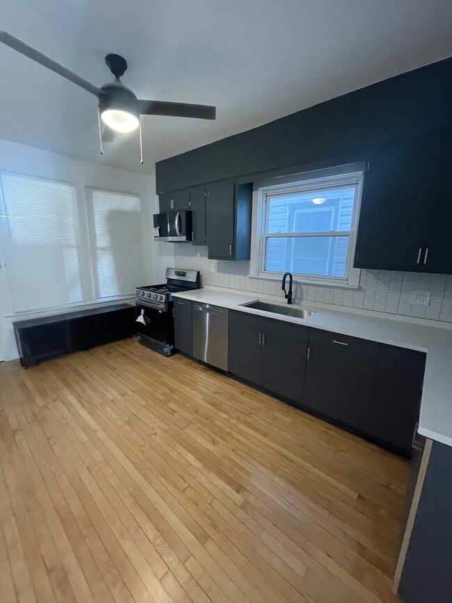 Building Photo - 2952 N Wisner Ave