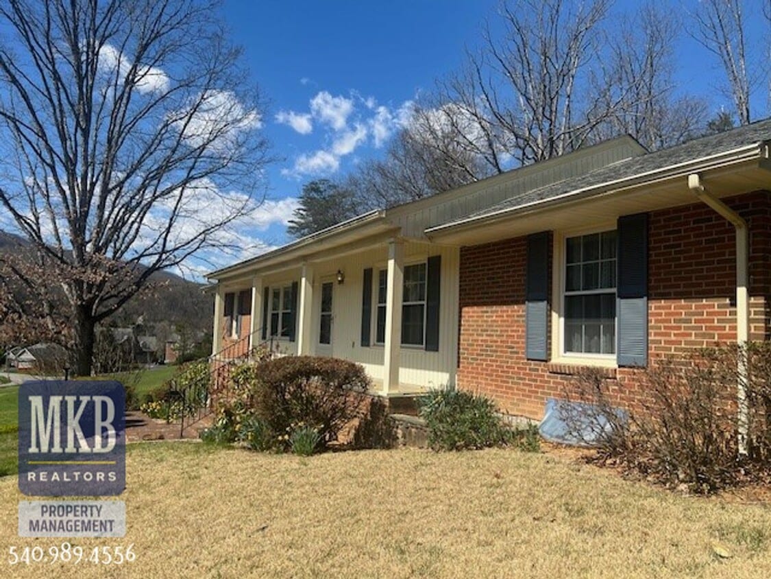 Primary Photo - 4bd/3bth SW County Home