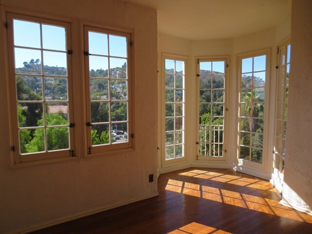 Building Photo - 2021 Whitley Terrace Steps