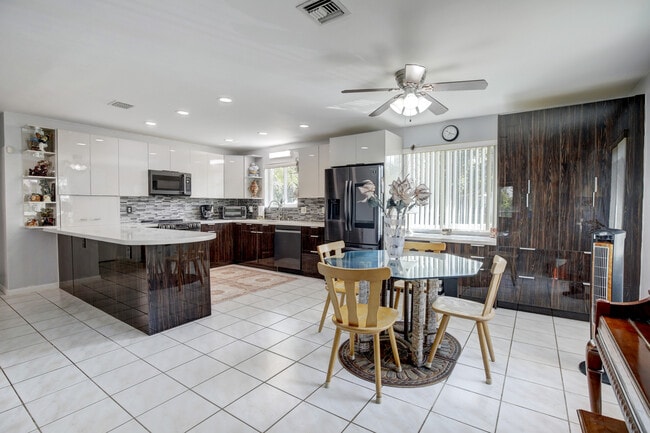 Cocina con suelo anterior - 8930 SW 149th Ter