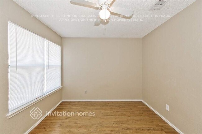 Foto del edificio - 1174 Lombard Ln