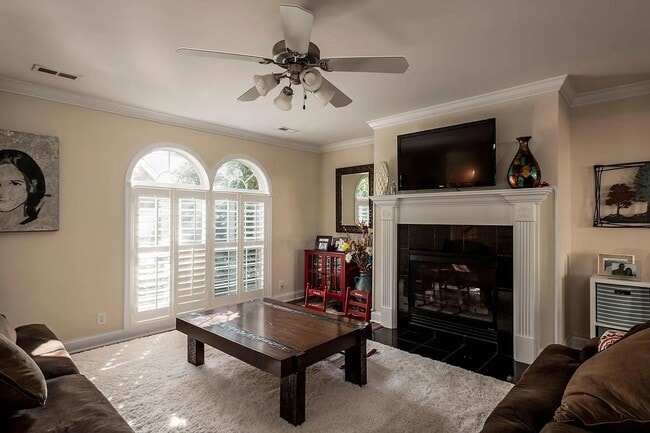 Building Photo - Spacious 4-Bedroom Home in Desirable Knoxv...