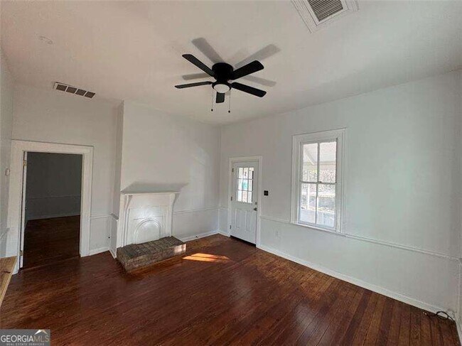 Building Photo - 194 N Clarendon Ave