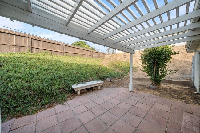 Foto del edificio - Coming Soon...San Diego 3 bed /2 bath Home w Garage, Enclosed Patios, Fireplace + Laundry Hookups