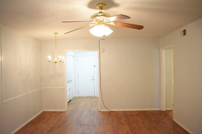 Foto del edificio - Updated Duplex in a Wonderful Central Location