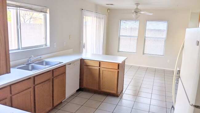 Foto del edificio - 8885 E Gail Rd