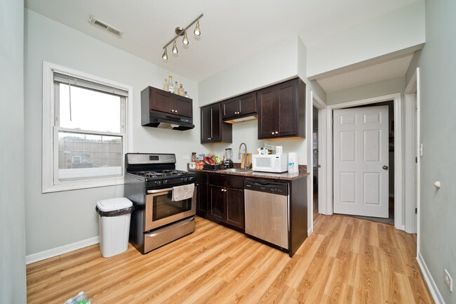Building Photo - 1431 W Flournoy St