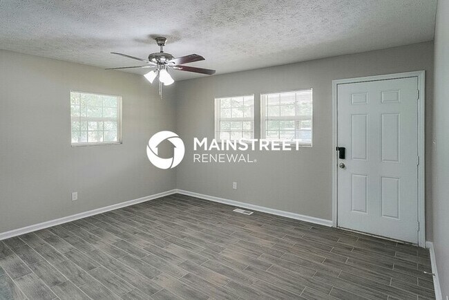 Foto del edificio - 3 Bedroom Pet-Friendly Home in Fairburn, G...