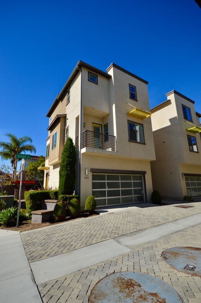 Building Photo - 2 Bedroom Sea House Costa Mesa Home with O...