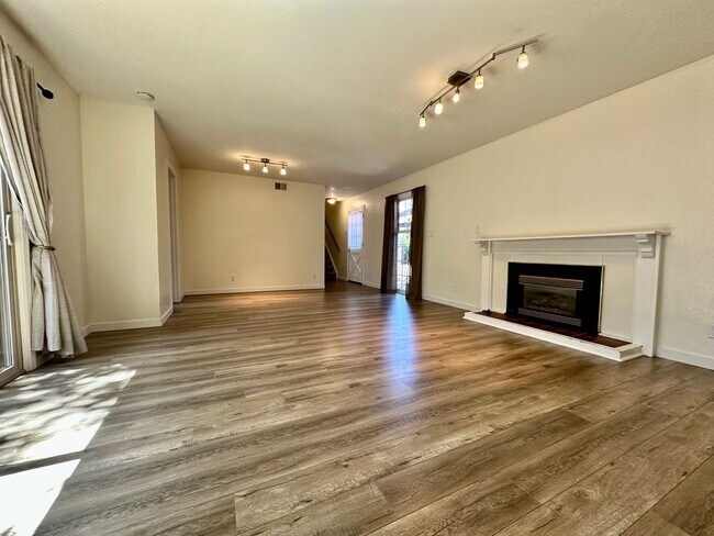 Foto del edificio - Spacious 3 Bed 2.5 Bath Walnut Creek Townhome - Commuter's Dream!