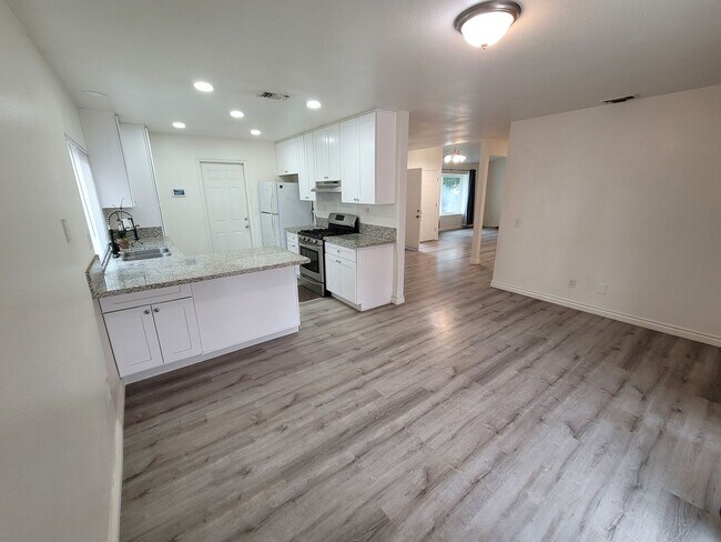 Building Photo - Single-Story 3-Bedroom House in Redlands!
