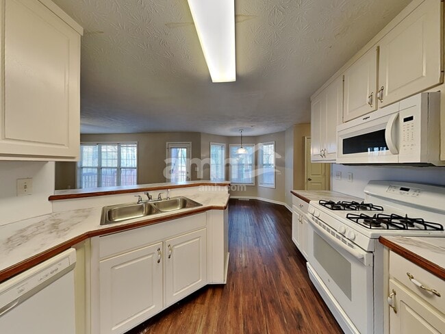 Foto del edificio - 682 Simon Park Cir