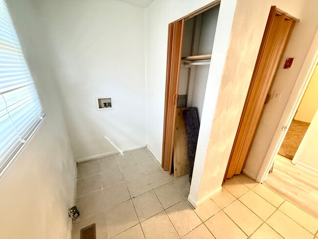 Foto del edificio - 1724 Selden Ave