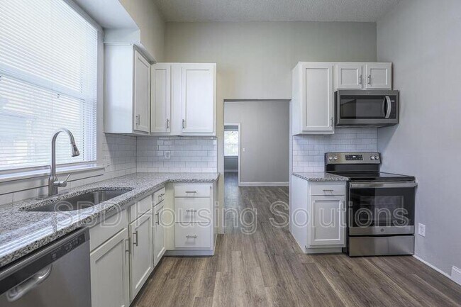 Foto del edificio - 1700 S Harvard Ave