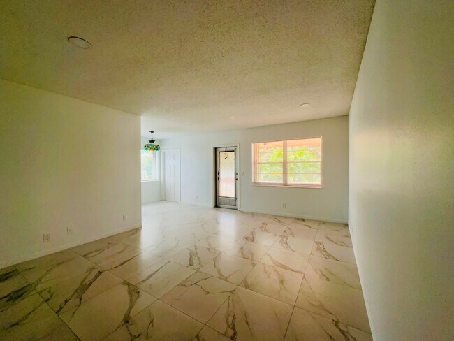 Building Photo - 96 Waltham D