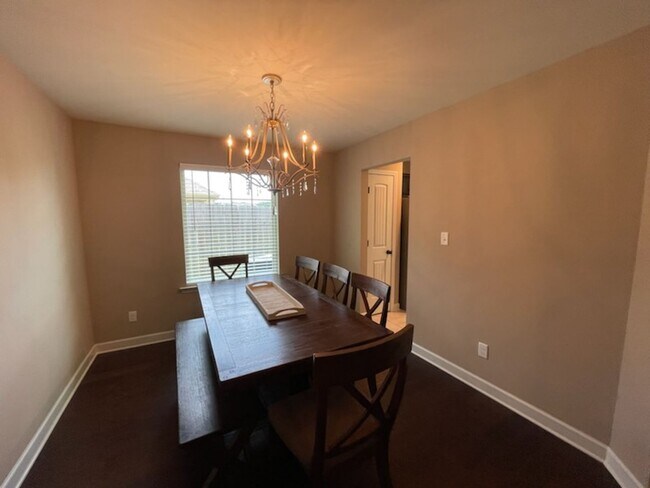 Foto del edificio - Four bedrooms! Cherry Hill Subdivision North