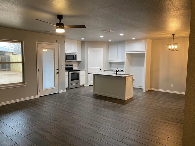 Building Photo - 220 St Charles Dr