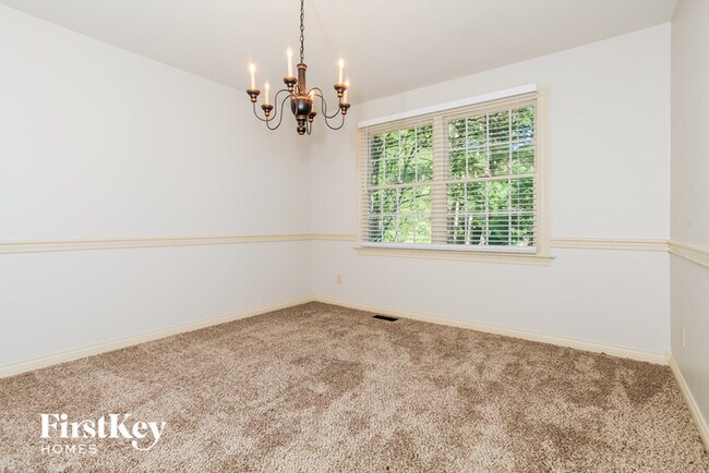 Foto del edificio - 5130 Lakeside Dr