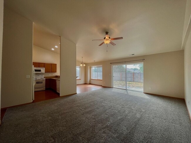 Building Photo - 3 Bedroom 2 Bath home for rent