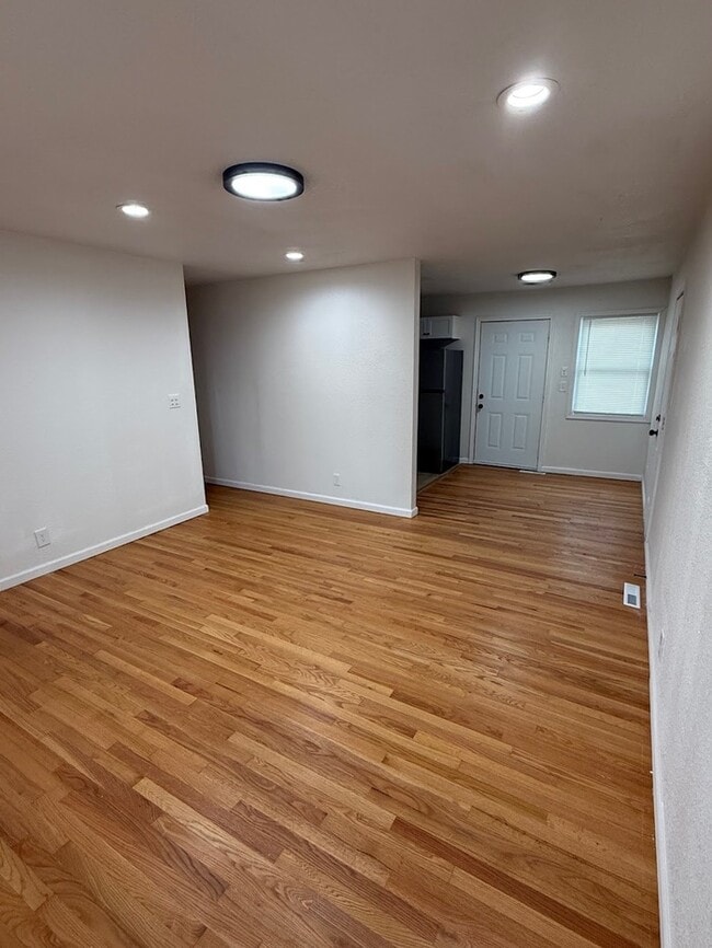 Building Photo - Newly remodeled 3 bedrooms and 2 full baths home located in Independence, MO