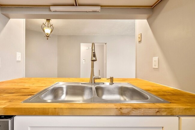 Building Photo - Up to Date Condo