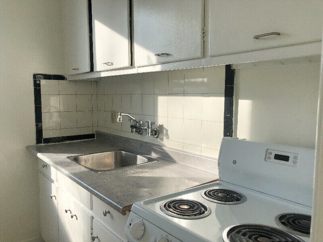 Building Photo - Bright Studio Apartment on Lake