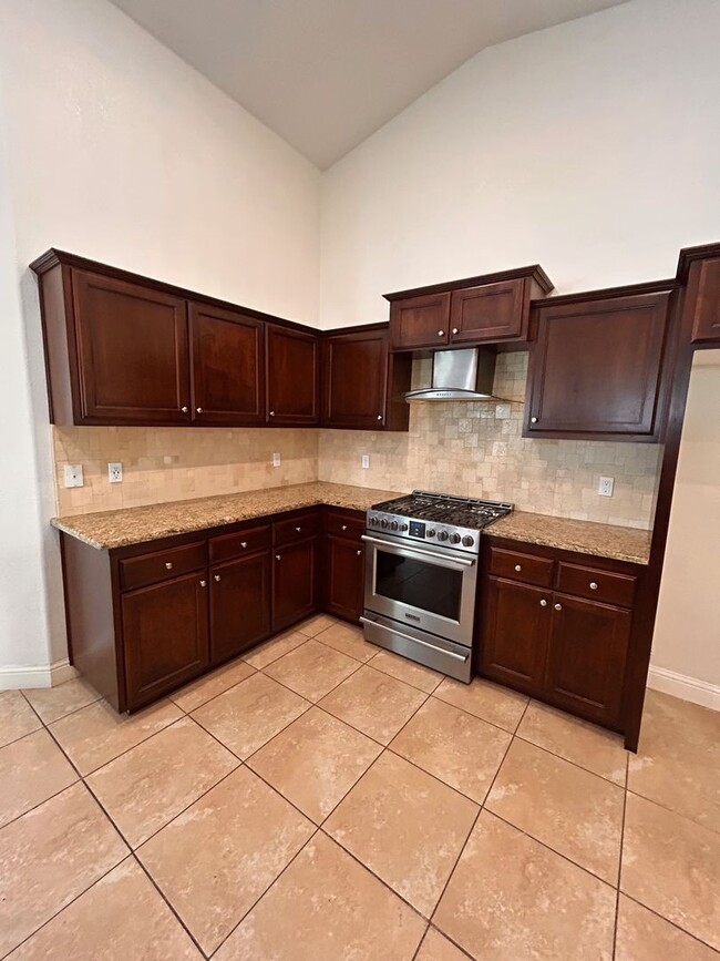 Building Photo - Beautiful home for rent in Visalia!
