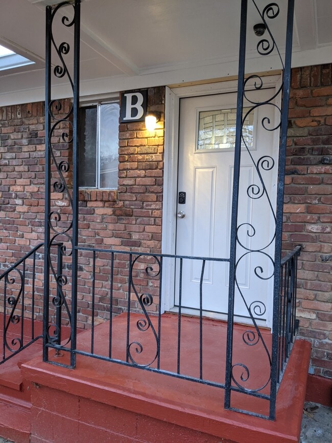 Front door entry - 585 Mary St SW