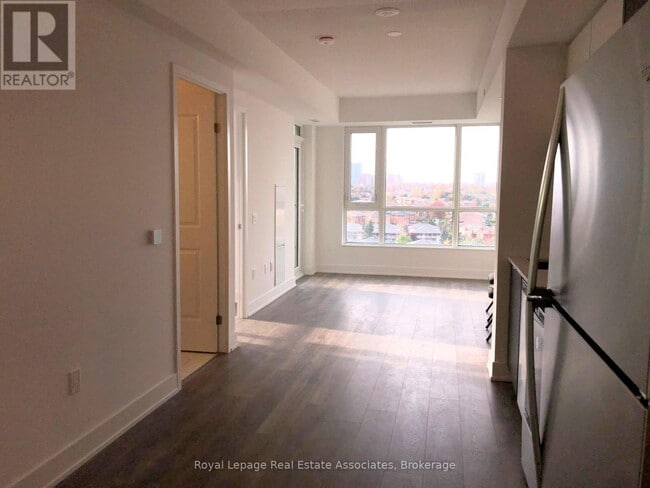 Building Photo - 202 Burnhamthorpe Rd E