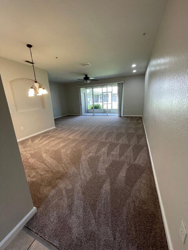 Foto del edificio - Spacious 3 bedroom, 2.5 bath townhouse in ...