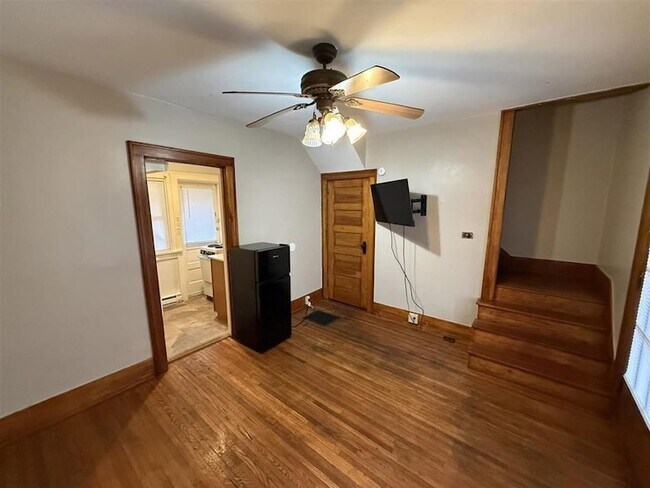 Building Photo - 10 Howard Pl