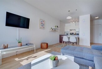 Building Photo - 4600-4600 Av. Colomb