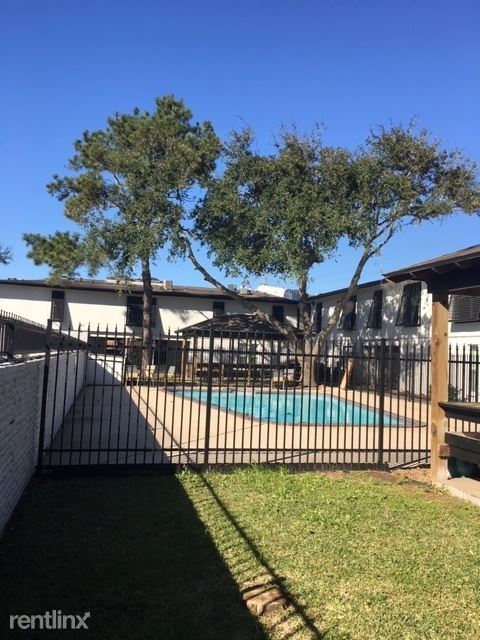 Building Photo - 10841 Greenwillow St