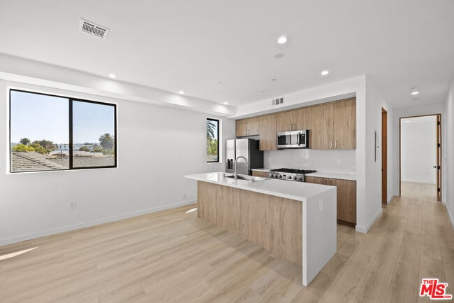 Building Photo - 2123 Cloverdale Ave