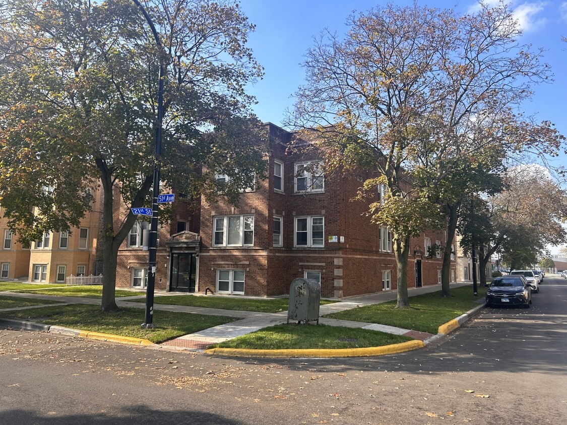 Foto principal - 2100 S 51st Ave