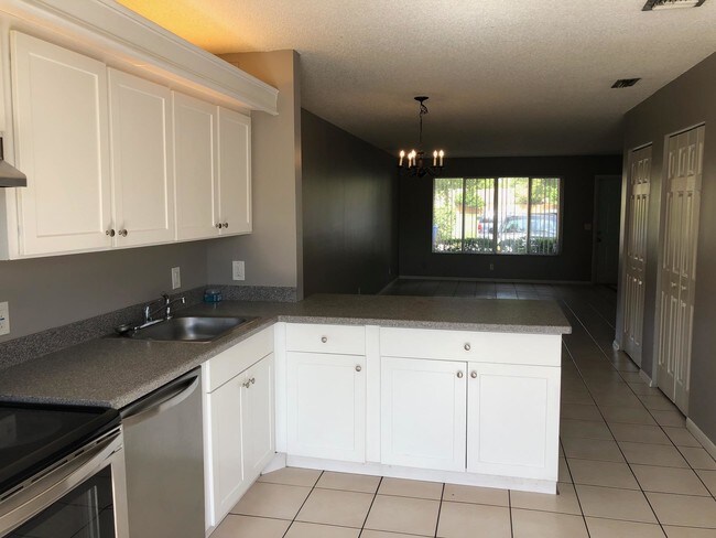 Foto del edificio - 4875  Orleans Court C
