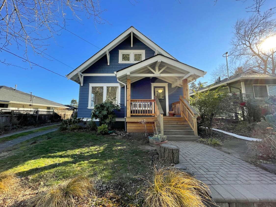 Foto principal - Charming Milwaukie Craftsman Home with Fen...