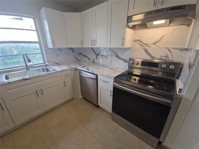 Building Photo - 2025 NE 164th St