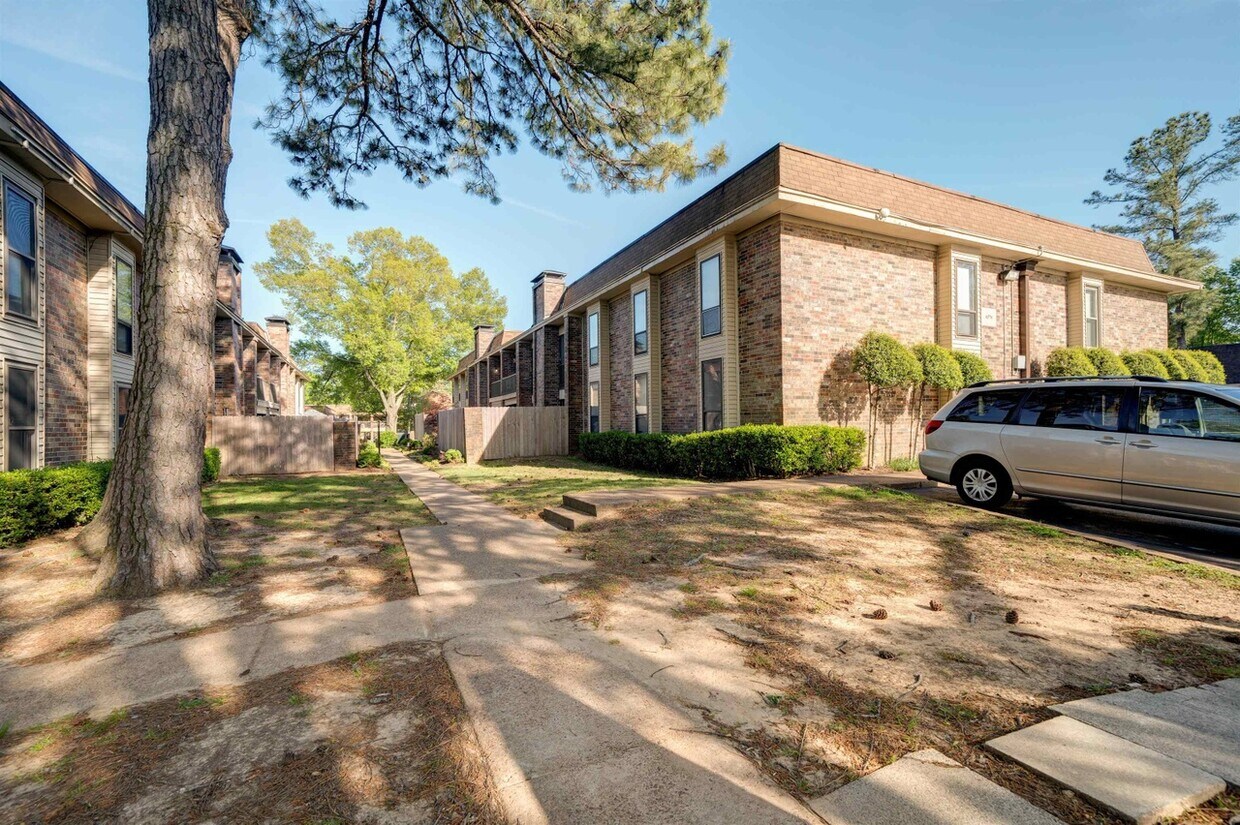 Foto principal - 6600 Poplar Woods Cir S