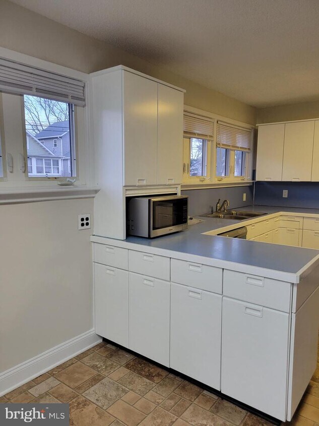 Primary Photo - 129 Marlborough Ave