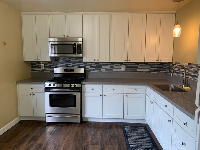 Foto del edificio - 642 Lemar Park Dr