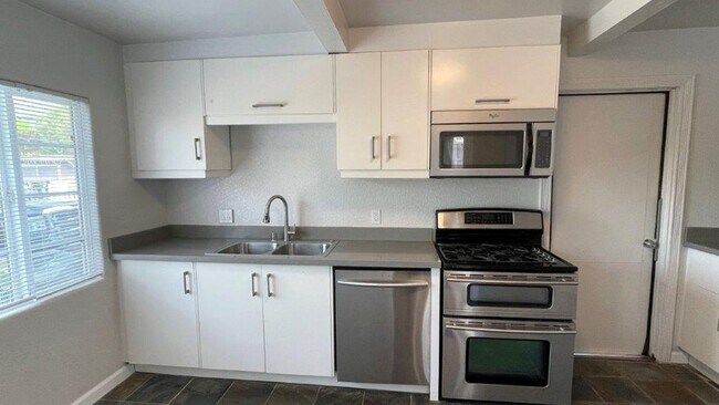 Foto del edificio - Concord Beautiful updated 2 bedroom 2 bath...