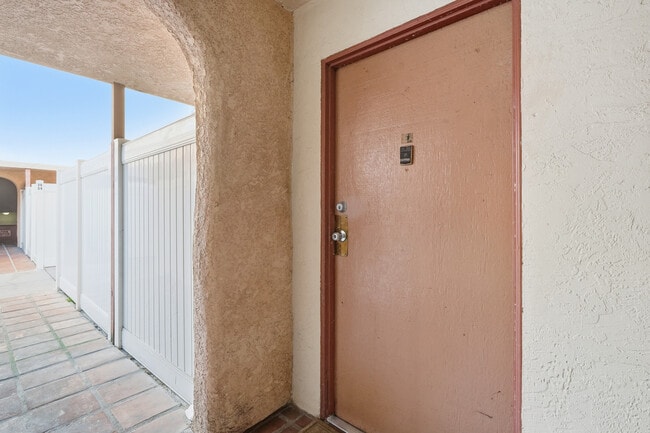 Foto del edificio - 7924 Woodman Ave