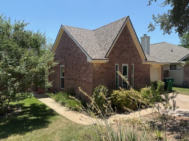 Foto del edificio - Updated 4-Bedroom 2 Bathroom Austin Home with Beautiful Backyard